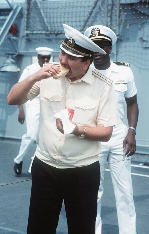 Советский офицер на американском крейсере "Томас С. Гейтс" пробует хот-дог и кока-колу, 1989