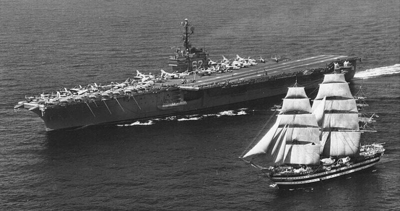 Американский авианосец USS Independence (CV-62) и итальянский учебный парусник Amerigo Vespucci, вероятно 1962 год