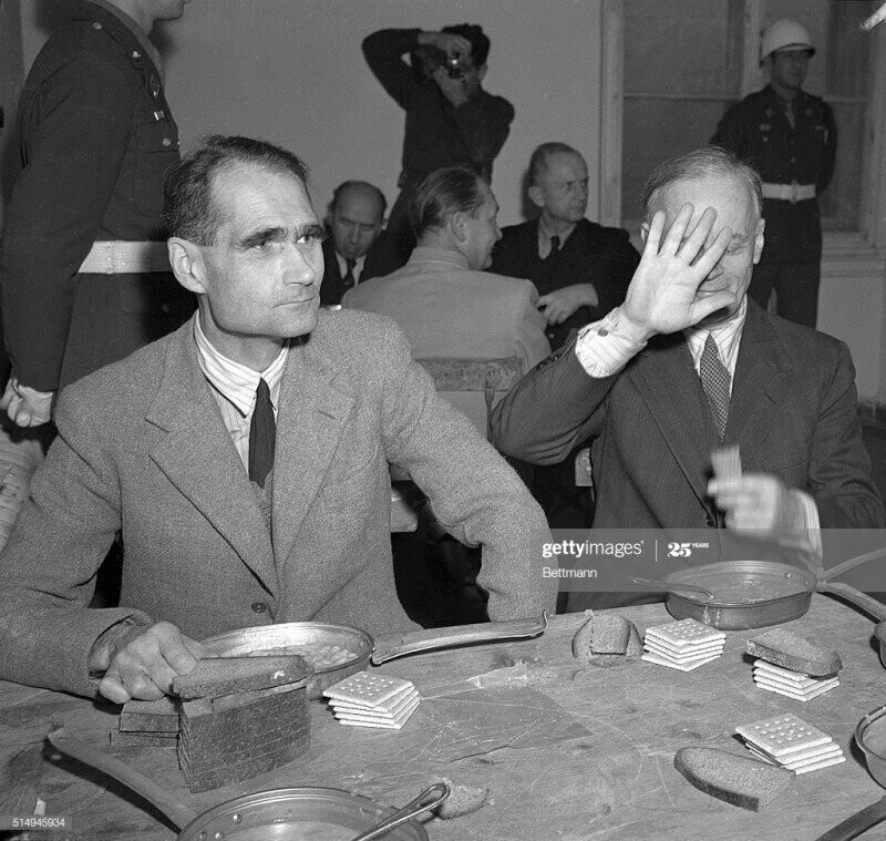 Обеденный перерыв на Нюрнбергском процессе. Рудольф Гесс, Иоахим фон Риббентроп, в центре спиной Герман Геринг, 1945 год.