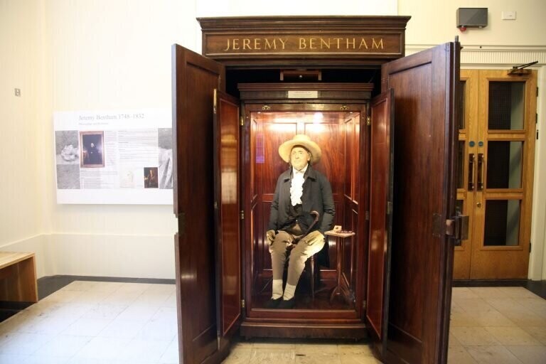 Уважаемый писатель и философ Джереми Бентам был богат и часть своего богатства передал  Лондонскому университету с условием что его тело мумифицируют и выставятна всеобщее обозрение