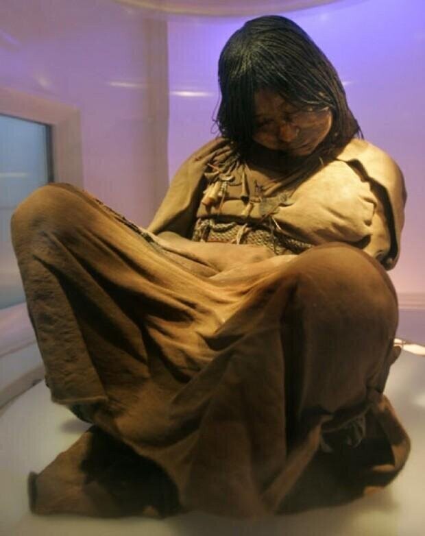 Еще одна ледяная дева из племени инков - знаменитая мумия девочки в возрасте 14−15 лет, которую инки принесли в жертву более 500 лет тому назад
