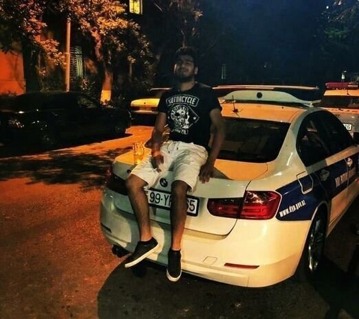 За распитие пива на капоте полицейской машины арестован  житель г. Баку