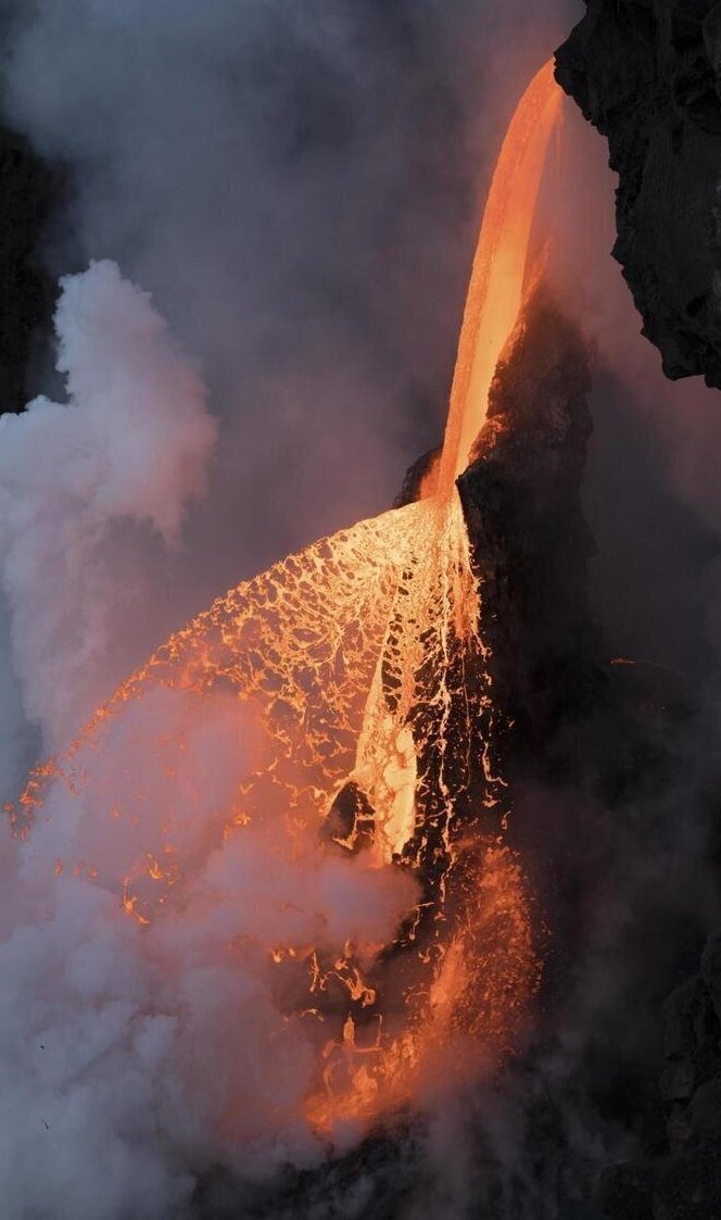 15. На фото лава. Огненный водопад на Гавайях