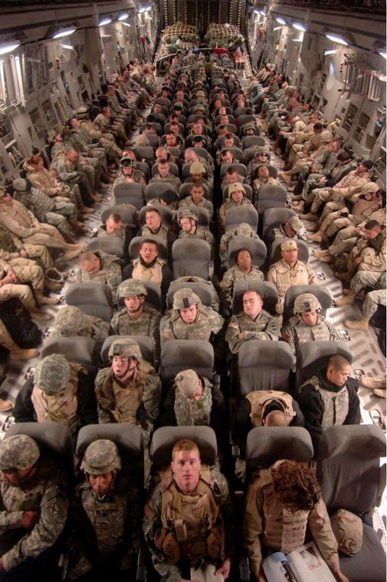 12. Внутри военного самолета, перевозящего солдат домой