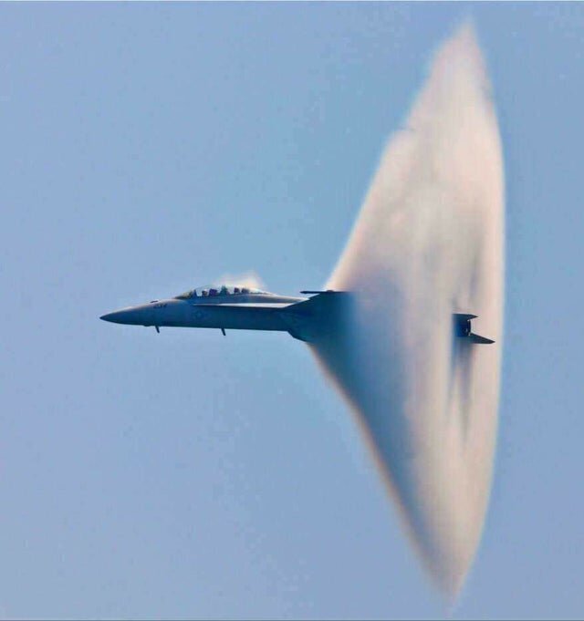 7. Преодоление звукового барьера F-18 Super Hornet