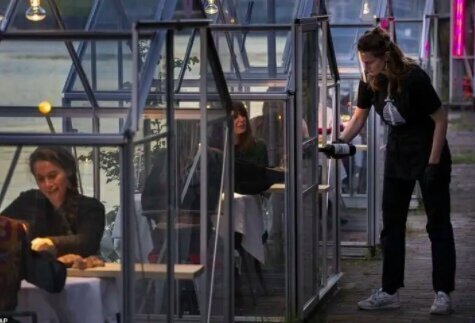 11. В Амстердаме владельцы ресторана "Mediamatic Biotoop" придумали способ, как можно ужинать во время пандемии: они сделали стеклянные кабинки для посетителей