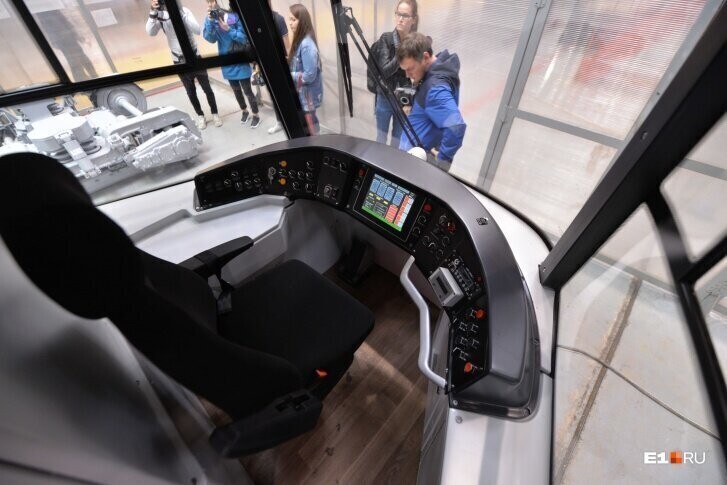 В Екатеринбурге приступили к испытанию опытного образца низкопольного трамвая УВЗ на 320 мест