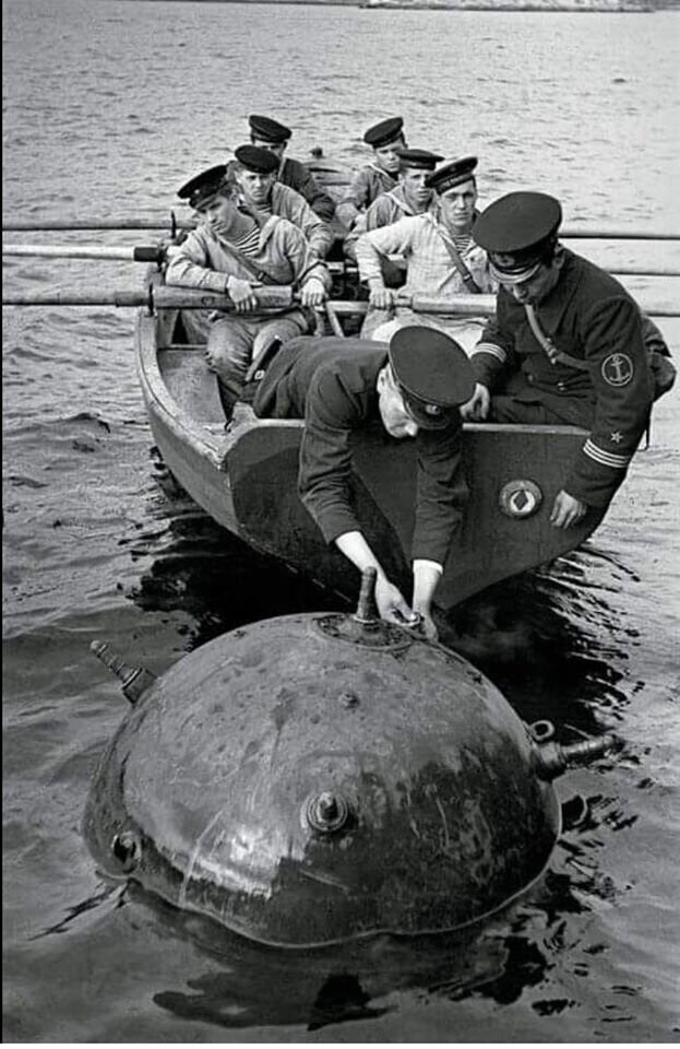 Советские моряки обезвреживают морскую мину. Мурманск 1942 год