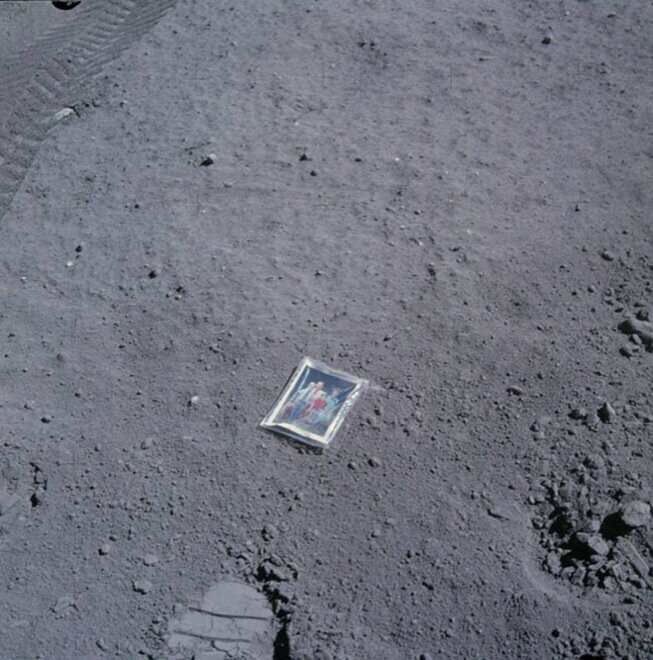 Космонавт с «Аполлон 16» Чарльз Дьюк во время полёта на Луну оставил на поверхности спутника Земли фотографию, на которой он запечатлён с женой и сыновьями. Это фото до сих пор на Луне