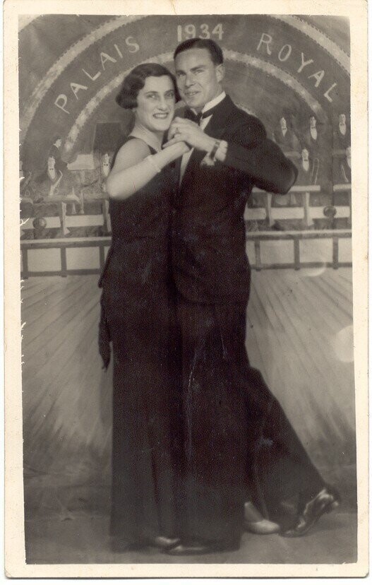 14. «Моя 24-летняя бабушка в 1934 году. Танцует с моим дедушкой»