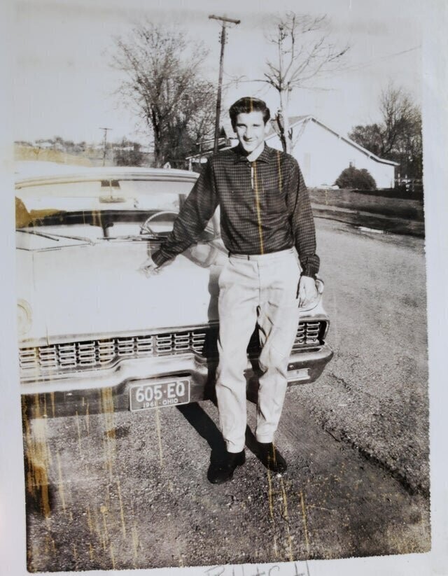 10. «Мой 17-летний дедушка в 1961 году рядом с новой машиной отца»