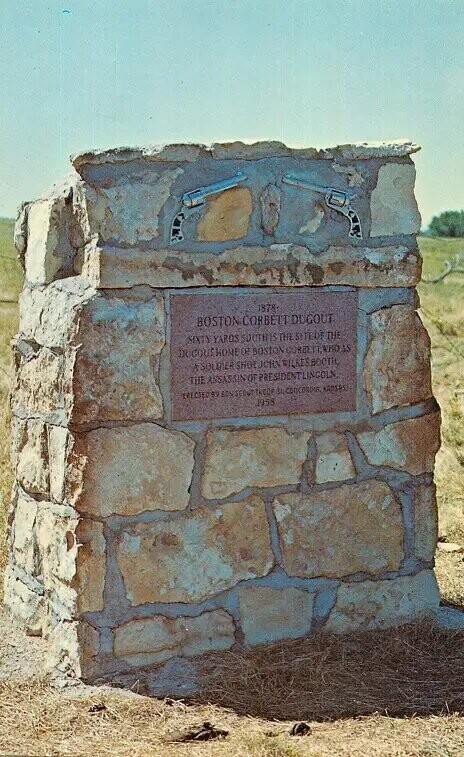 Памятный знак в Конкордии, штат Канзас, на месте, где жил в землянке Корбетт