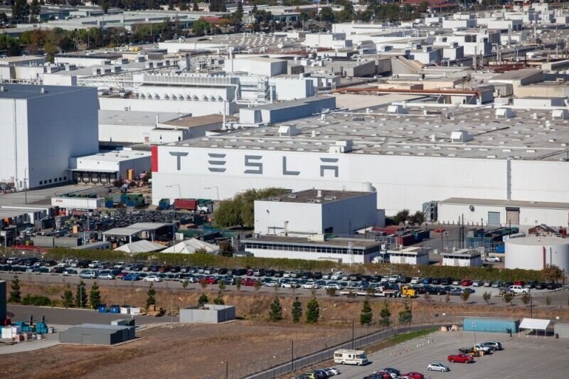 "Арестуйте меня": Илон Маск открыл завод Tesla вопреки запретам