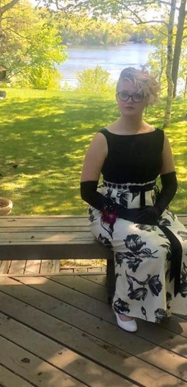 Пользовательница Reddit показала платье, в котором выпускалась в 2017-м