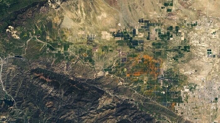 НАСА дало возможность полюбоваться этим невероятным зрелищем, запечатлев цветущую долину 14 апреля с помощью спутника Landsat 8