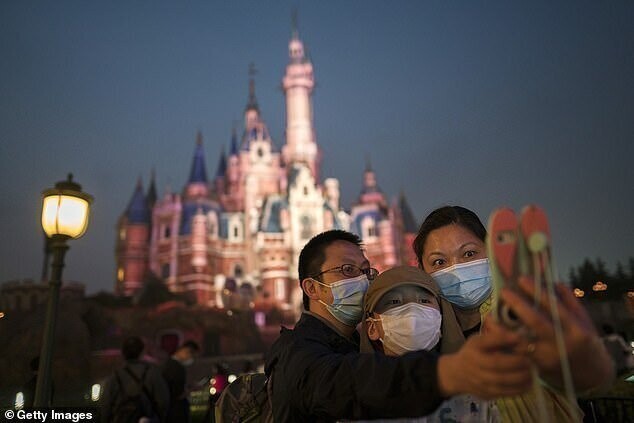 В Китае впервые после карантина открыли "Диснейленд"