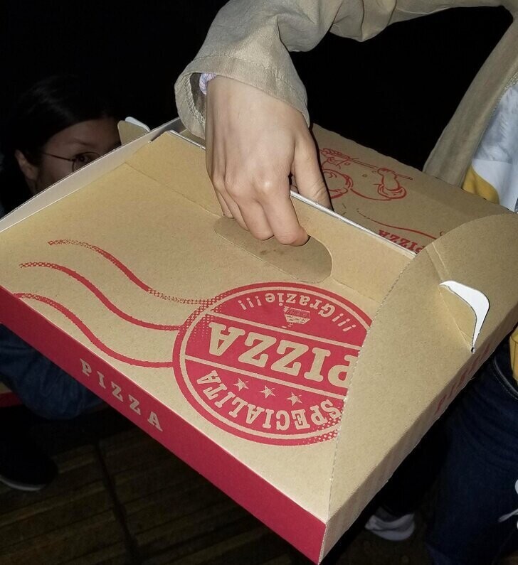 Коробка под пиццу  с ручкой – так её носить гораздо удобнее!