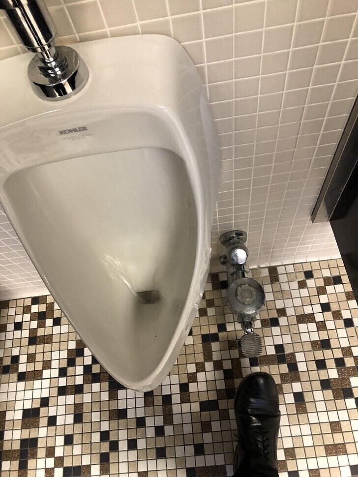 Педаль для слива, что ничего не трогать руками в туалете