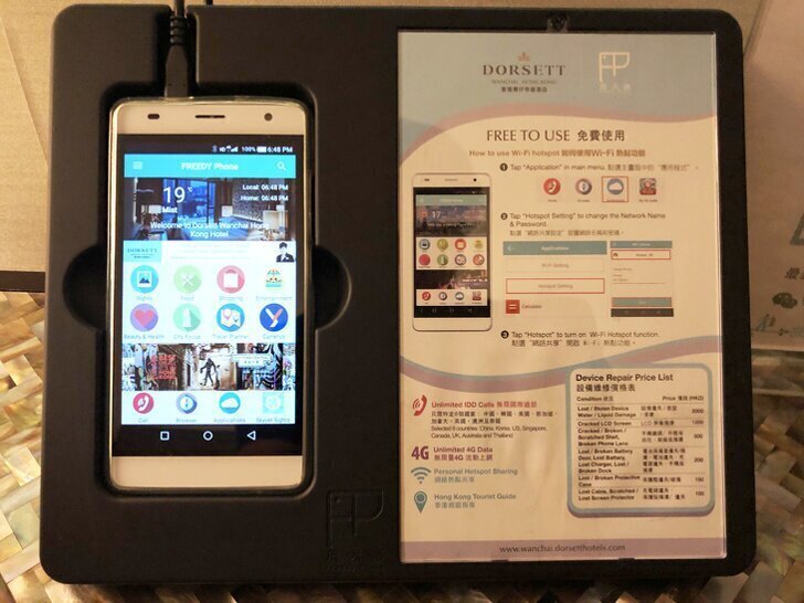 Отель в Гонконге бесплатно выдает смартфон с симкой для постояльцев на время пребывания. В телефоне есть сервис, чтобы иностранцы без знания языка могли добраться до отеля.