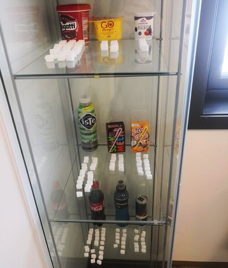Шкафчик в кабинет стоматолога – в нем наглядно показано, сколько сахара есть в обычных вещах