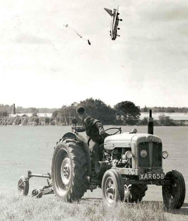 Английский фермер наблюдает за падением истребителя Lightning F.1, пилот которого лейтенант Джордж Эирд не сумел справиться с управлением. 1962-й год.