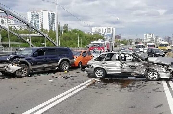 Авария дня. Массовое ДТП на мосту в Уфе