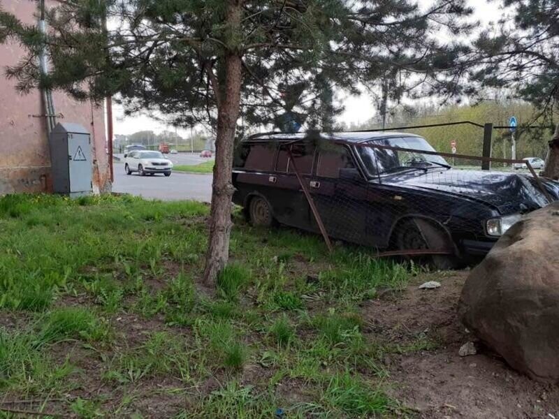 «Волга» протаранила забор у пожарной части в Рыбинске