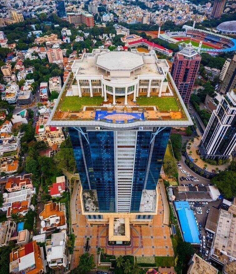 Особняк, Виджая Маллья — индийского миллиардера, владельца и руководителя команды Формулы-1 Force India, построенный на крыше небоскрёба