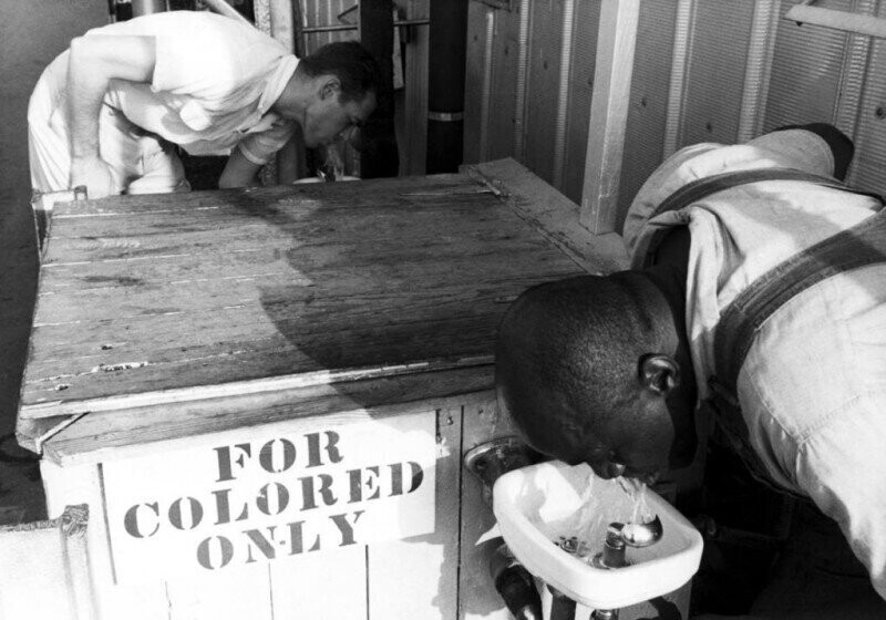 Негр пьёт из фонтанчика "Только для цветных". США. 1940-е.