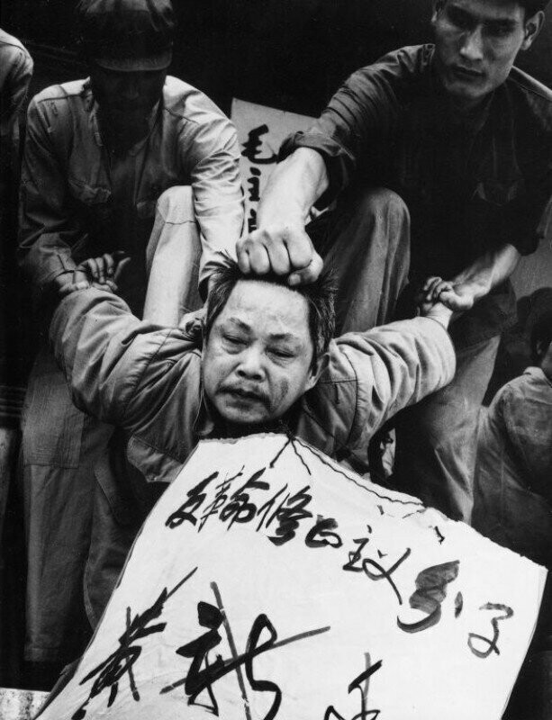 Жертва "Культурной революции" в годы правления Мао Цзедуна. Китай. 1967г.