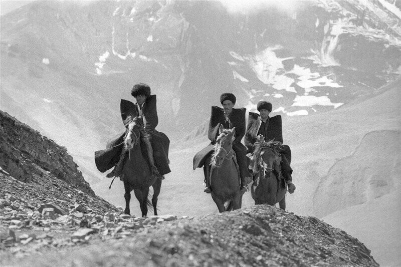 Джигиты скачут по горам. Дагестан. СССР. 1968 г. Фото Юрия Абрамочкина.