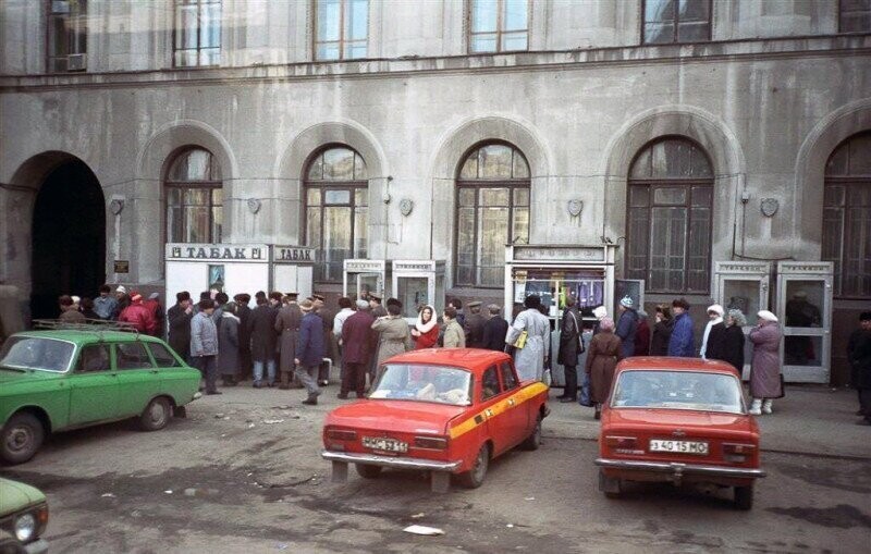 Очередь за табачными изделиями. СССР. 1989 г.