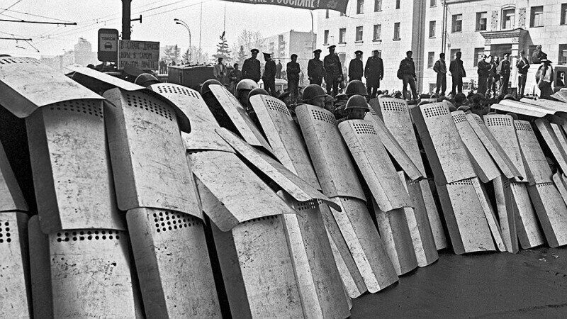 «Черепаха» ОМОНа во время демонстрации на Гагаринской площади, переросщей в открытое противостояние оппозиции и правоохранительных органов. Москва. Россия. 1 мая 1993 г.