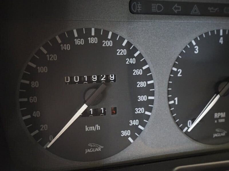 Легендарный Jaguar XJ220 с минимальным пробегом выставили на аукцион