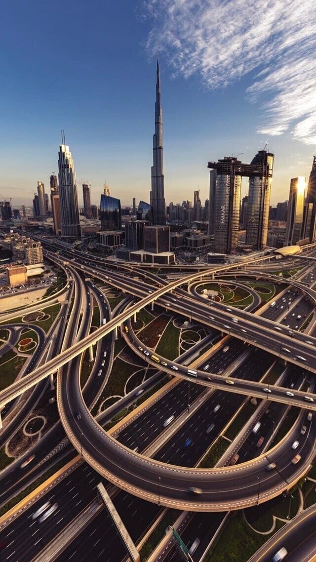 Дубай, Шейх Заид Роуд развязка с Бурдж Халифа на заднем плане.