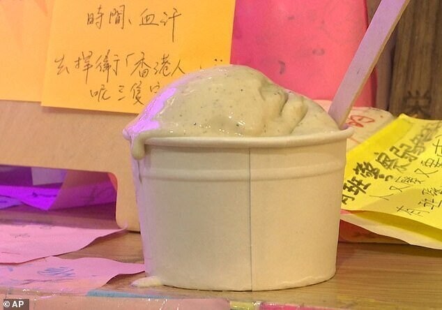 В Гонконге начали продавать мороженое со вкусом слезоточивого газа