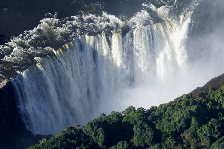 Исходное название водопада Виктории «Моси-оа-Тунья», что означает «гремящий дым»