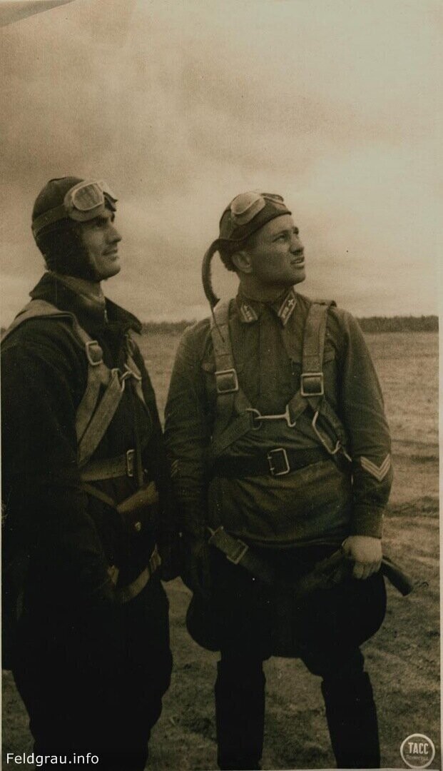 Младший лейтенант Алибек Слонов (слева) и старший лейтенант Н.И. Свитенко после возвращения на свою базу 09.1941