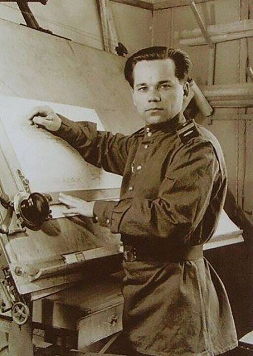 Старший сержант Михаил Калашников во время работы над проектом АК. СССР, 1947 год.
