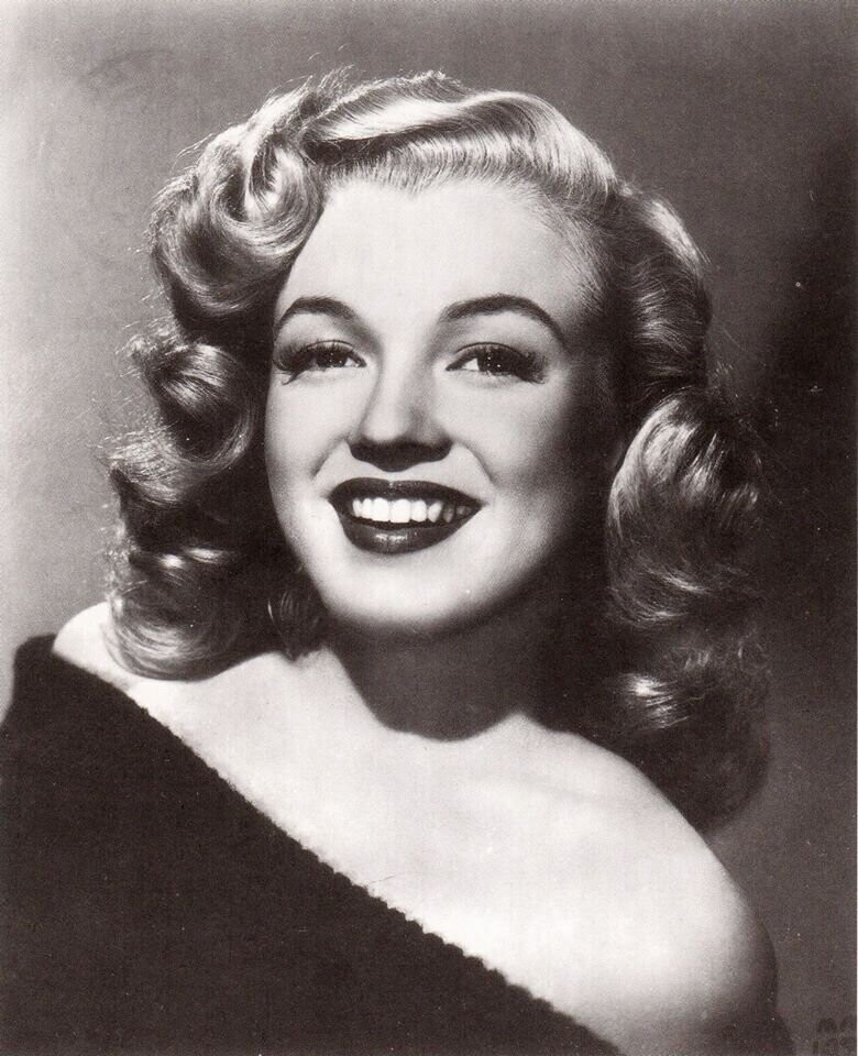 Открытка с черно-белой фотографией Мэрилин Монро в начале ее карьеры, когда она была молодой звездочкой