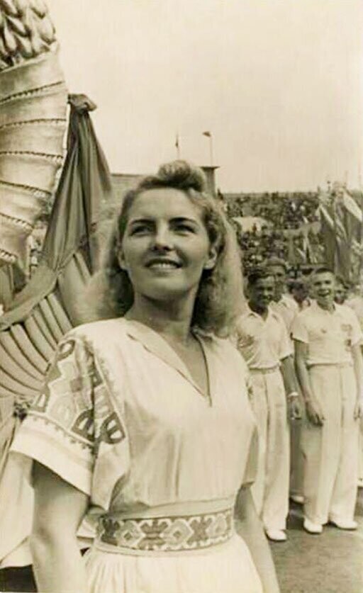 Девушка со спортивного парада 1940е. Фотограф Сергей Васин