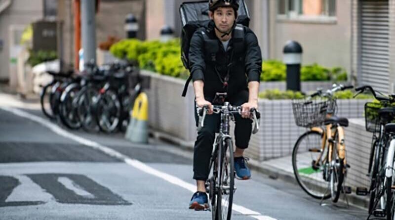 От медалей к педалям: японский олимпийский фехтовальщик устроился работать в Uber Eats