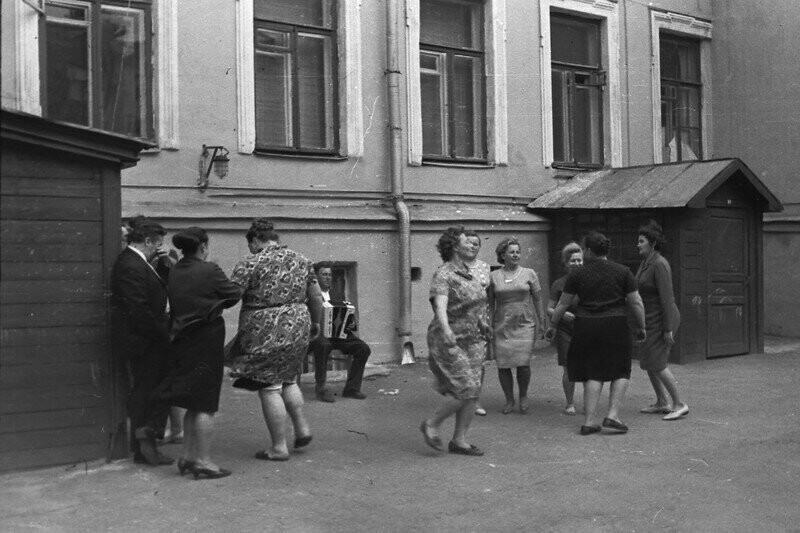 Дворик на Пятницкой улице. Фото 1960-х годов. О. К. Зарецкого.