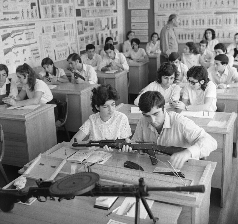 Урок НВП в средней школе. СССР. 1970-е