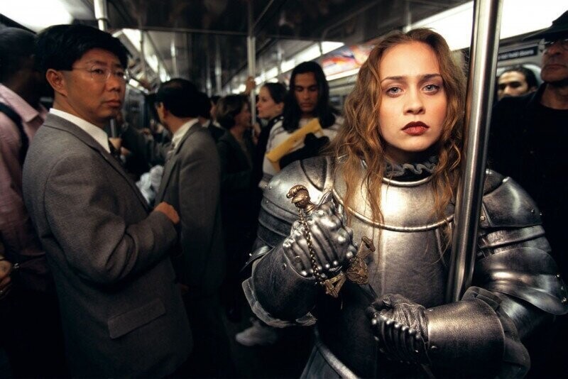 Певица Фиона Эппл в образе Жанны д'Арк в Нью-Йоркском метрополитене, 1990-е