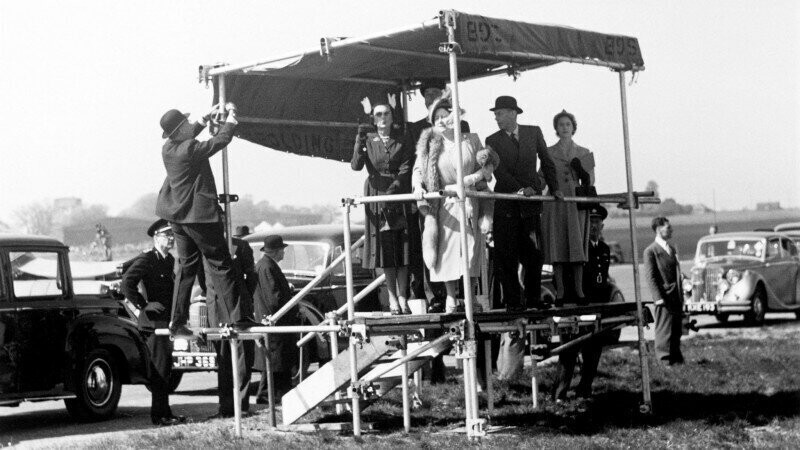 Королевская семья Великобритании наблюдает первую гонку "Формулы–1" в истории, 13 мая 1950 г., Сильверстоун