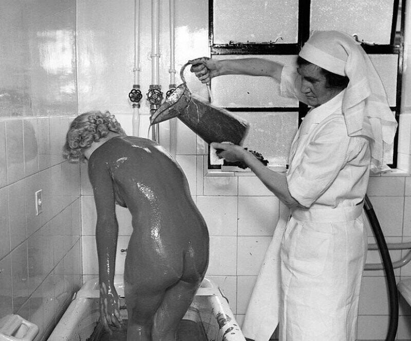 Процедура лечебной грязи в отеле Клифтон, Лондон, 1937 г.