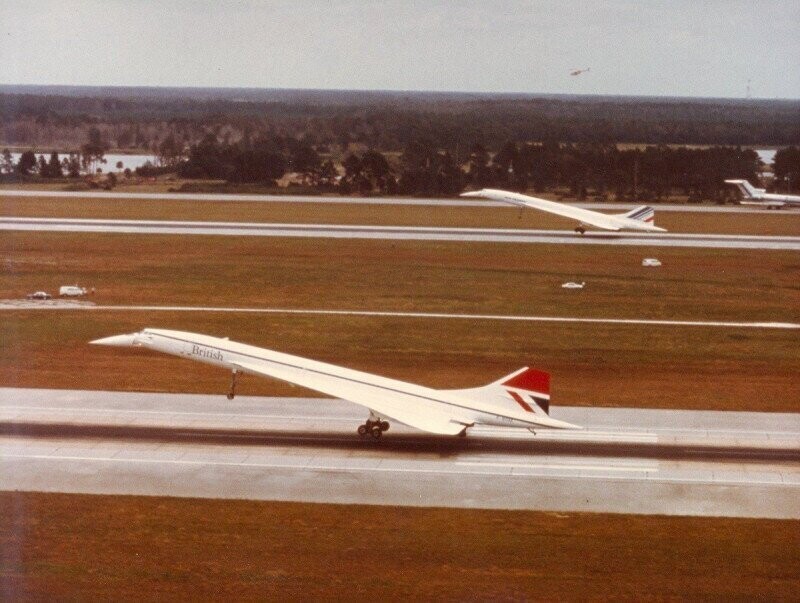 British Airways Concorde и Air France Concorde одновременно приземляются в международном аэропорту Орландо. Флорида, октябрь 1982 года.