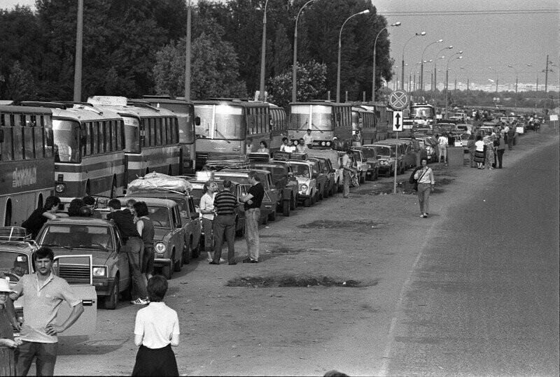 Очередь "челноков" на белорусско–польской границе, начало 1990–х, Брест