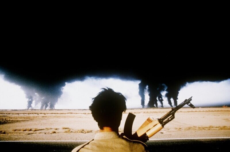 Солдат на фоне горящих нефтеперерабатывающих заводов во время ирано-иракской войны, 1980 год.
